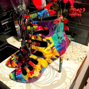 STEVE MADDEN FLORAL HEELS 9.5